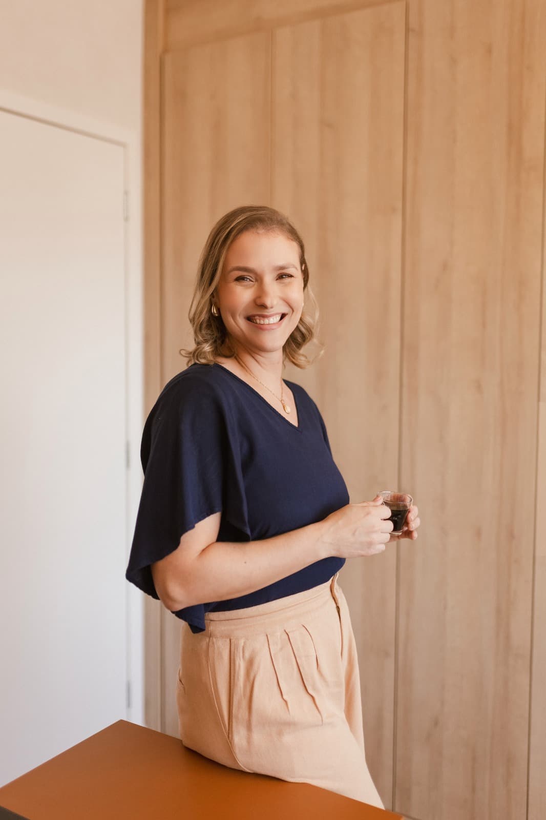 Dra. Carolina Stoffel sorrindo em seu consultório